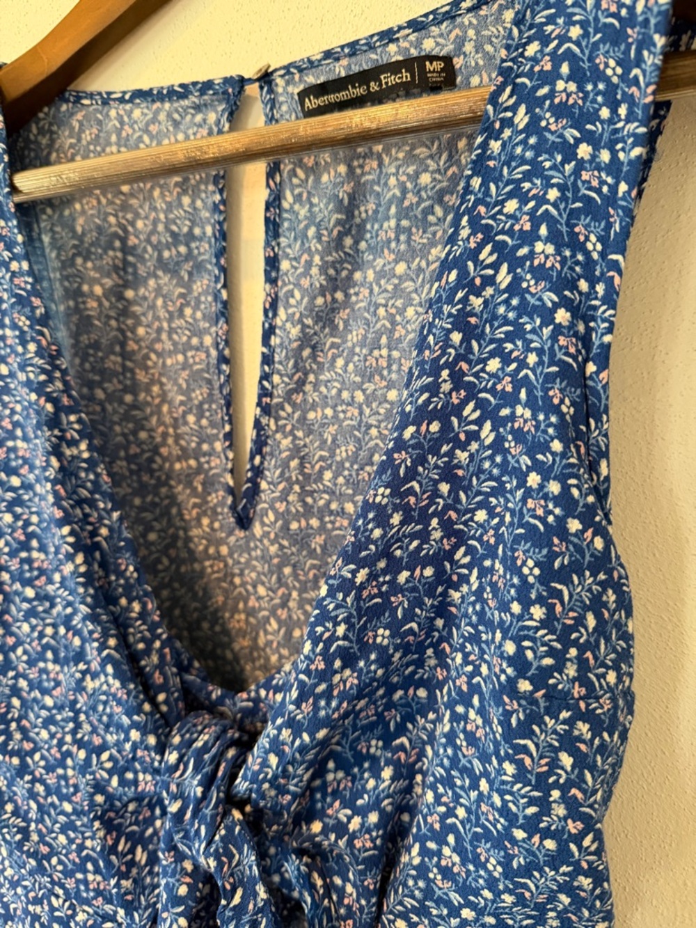 Abercrombie and Fitch Blue Micro Floral Jumpsuit Vneck Tie Front Keyhole Back - Picture 4 of 10
